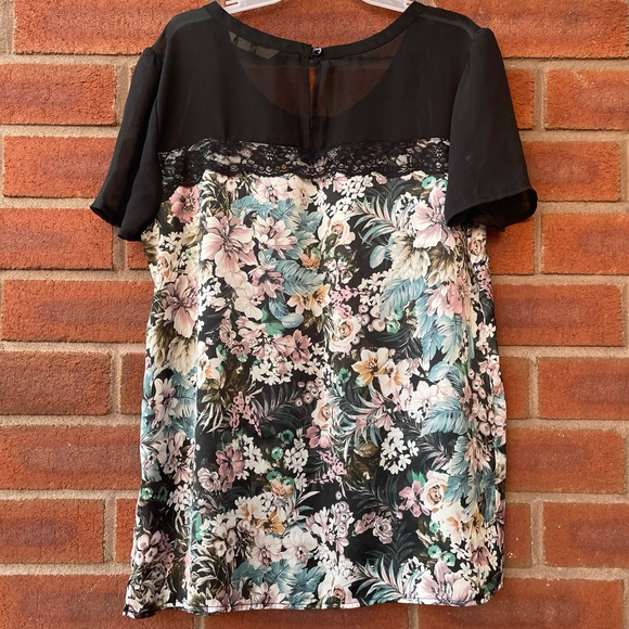 Tu Floral Short Sleeve Tee Lace and Pleated Front - Picture 3 of 11